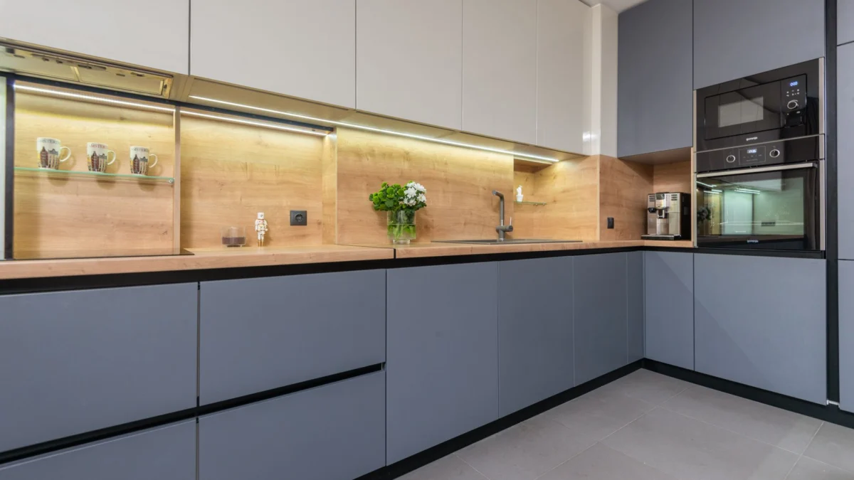 Strakke en moderne keukeninterieurontwerpen met moderne inbouwapparaten en stijlvolle kasten.