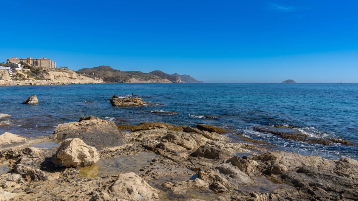 Verken de prachtige rotsachtige kustlijn van Villajoyosa in Spanje onder een heldere zomerhemel.