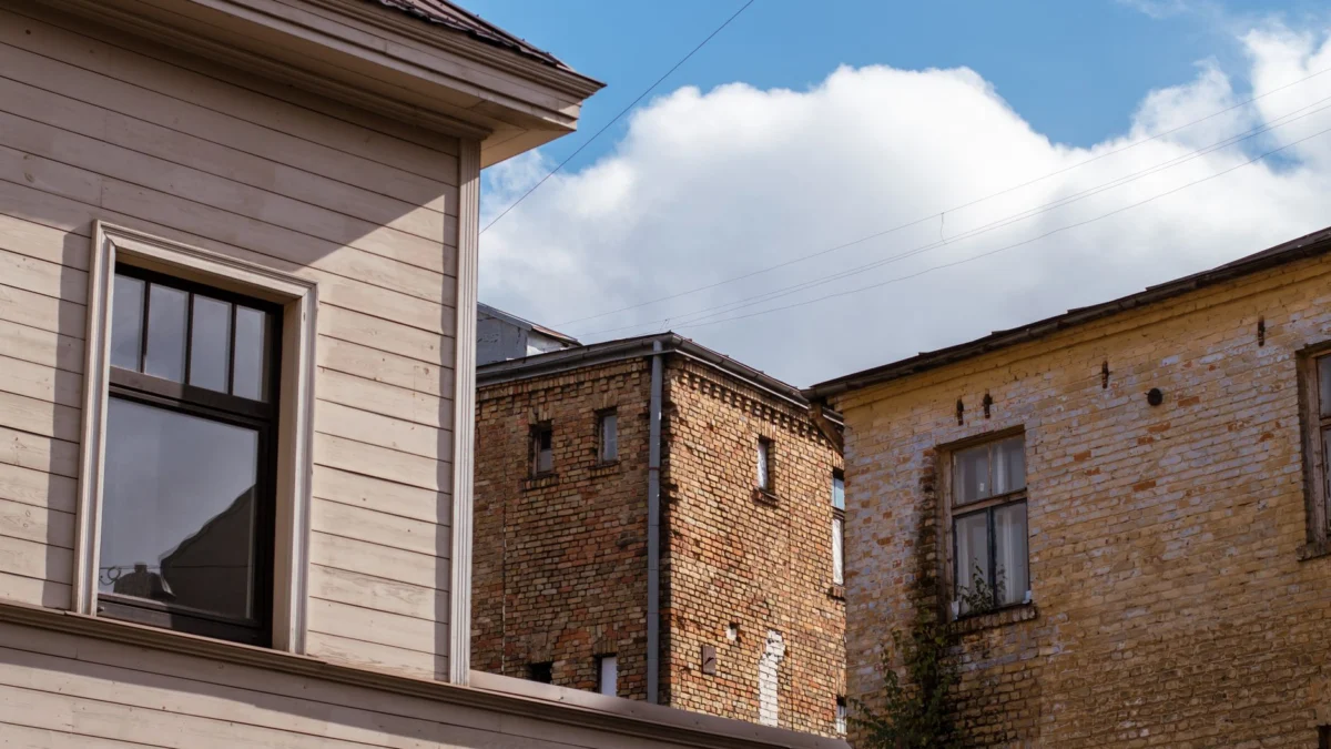 Schilderachtige kijk op historische bakstenen architectuur in Riga, Letland onder een levendige blauwe lucht.