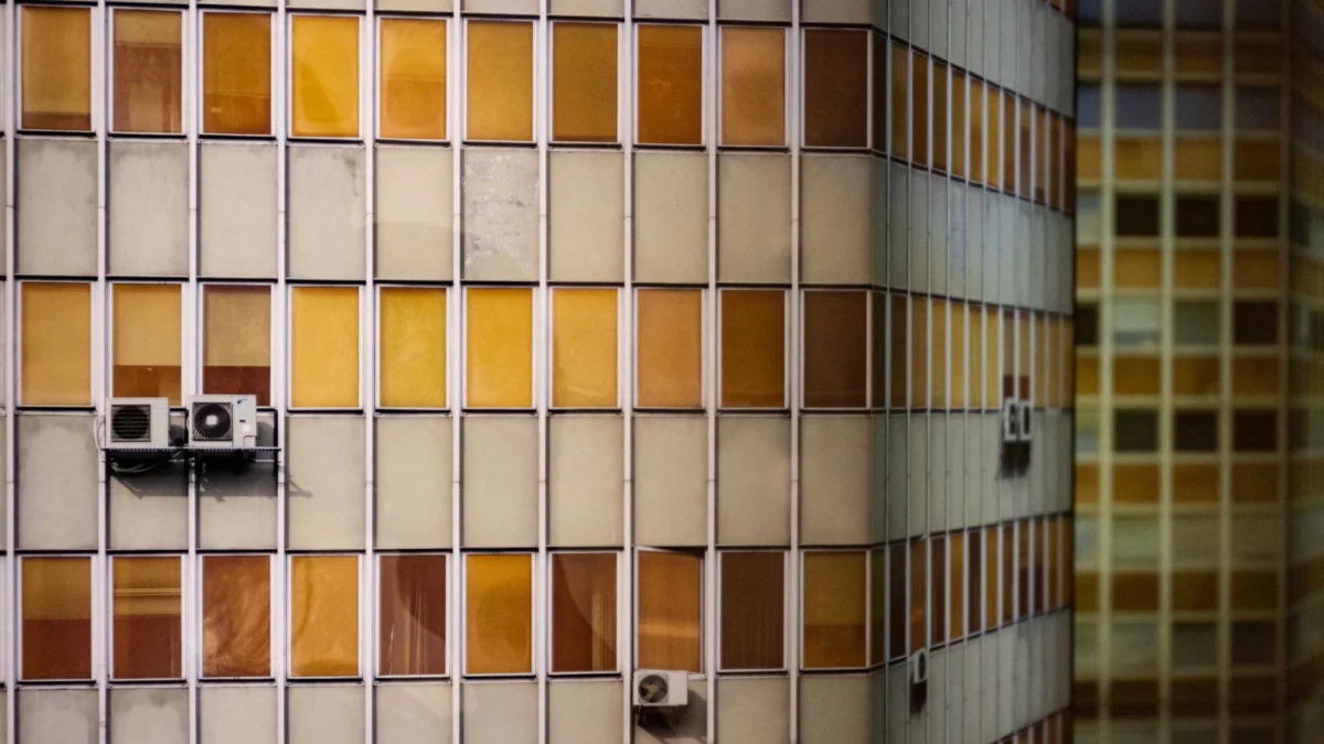 Contemporary gevel van een gebouw met airconditioningsunits, die het architectonisch ontwerp in Lissabon toont.