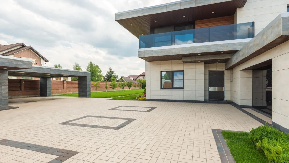 Contemporain huis met een strak design, grote oprit en aangelegde tuin.
