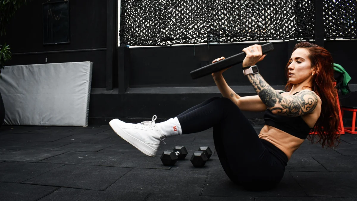 Een vastberaden vrouw voert een core workout uit in een binnen gym.