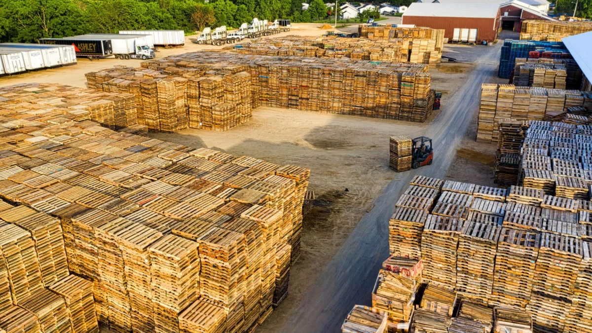 Luchtfoto die grote stapels houten pallets toont in een buitenopslagfaciliteit in Lake City, MN.