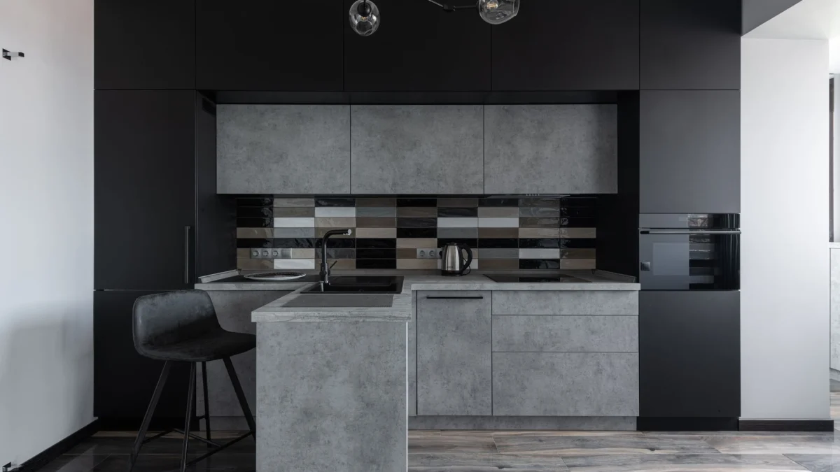 Stijlvolle moderne keuken met zwart en grijze kasten, perfect voor minimalistische decoratie.