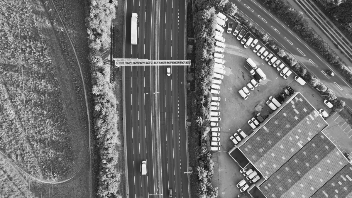 Zwart-wit luchtfoto van een snelweg naast een parkeergebied in Luton, VK.