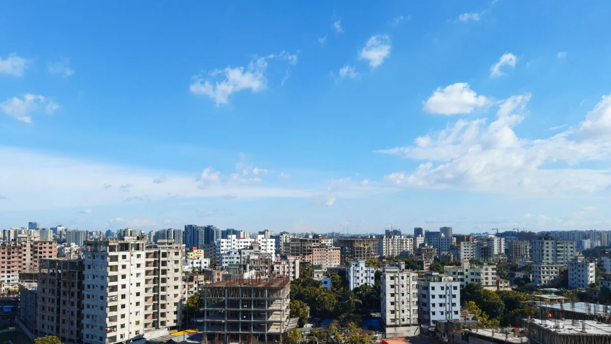 Een verbluffend panoramisch uitzicht op het stadsbeeld van Dhaka onder een levendige blauwe lucht, met een focus op stedelijke architectuur.