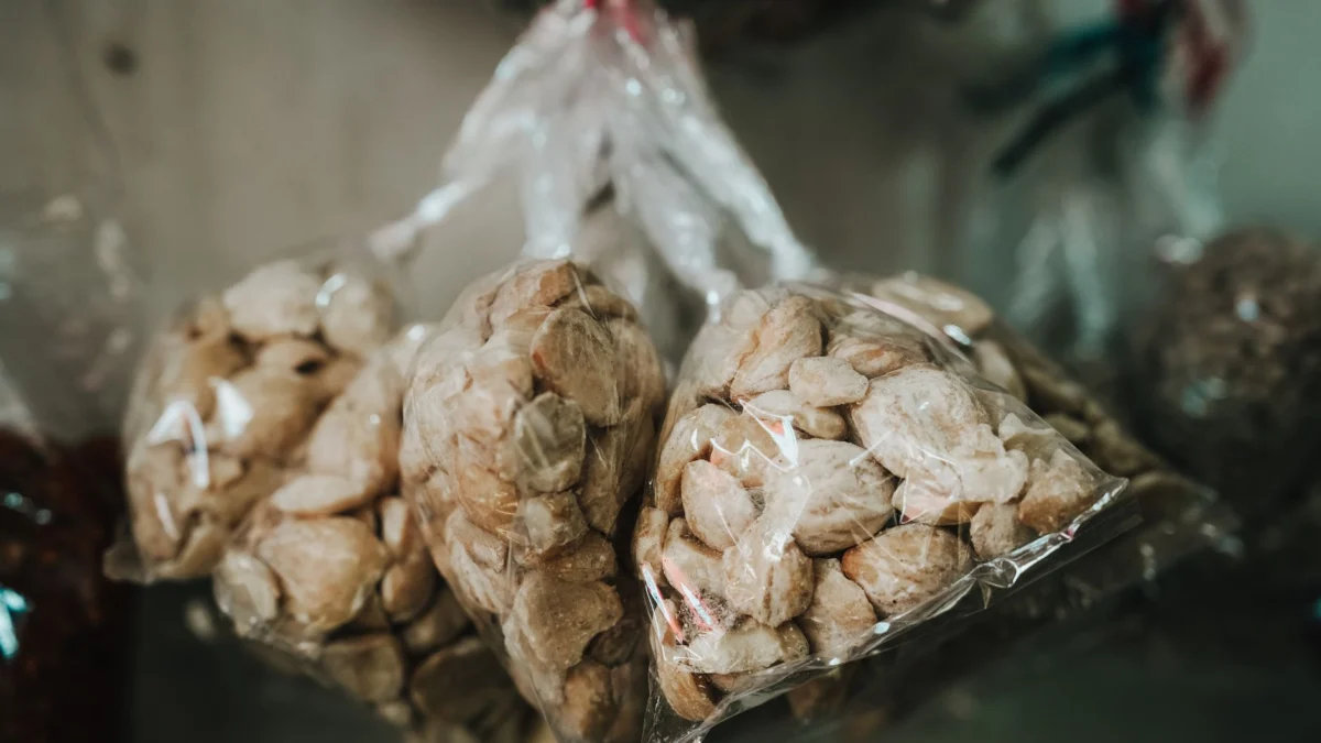 Close-up van Kluwak-noten verpakt in plastic zakken, gebruikelijk in de Indonesische keuken.