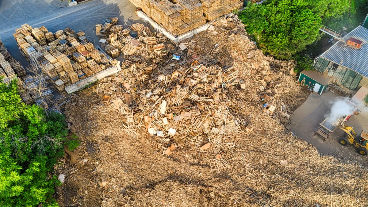 Luchtfoto van opgestapelde houten pallets en afval in een industrieterrein in Lake City, MN, VS.