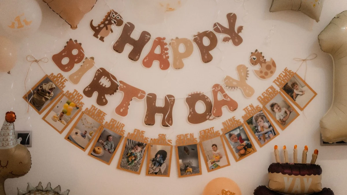 Decoraties voor een eerste verjaardagsfeestje met dinosaurusthema, inclusief ballonnen en een fotobanner.