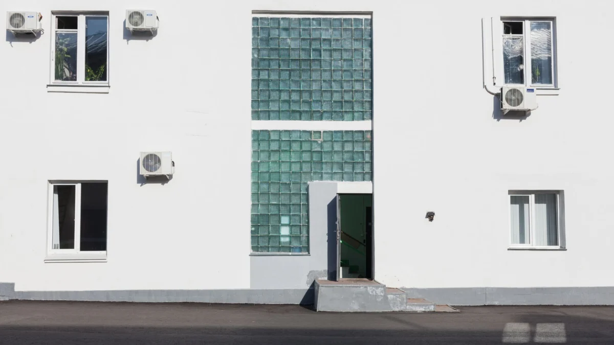 Een eigentijdse gevel in Moskou met glazen blokken en airconditioningunits.