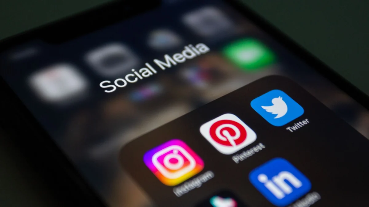 Een smartphone scherm dat populaire sociale media applicaties zoals Instagram en Twitter toont.