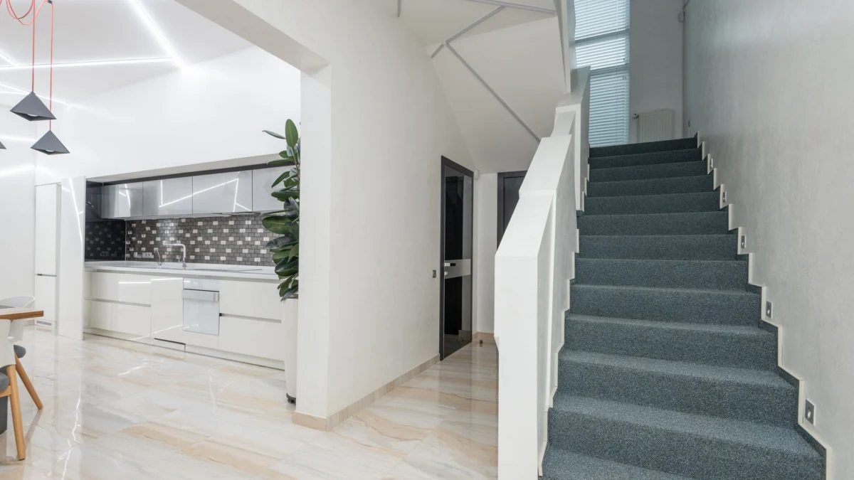 Strak interieur met hedendaagse keuken en trap, perfect voor luxe wonen.