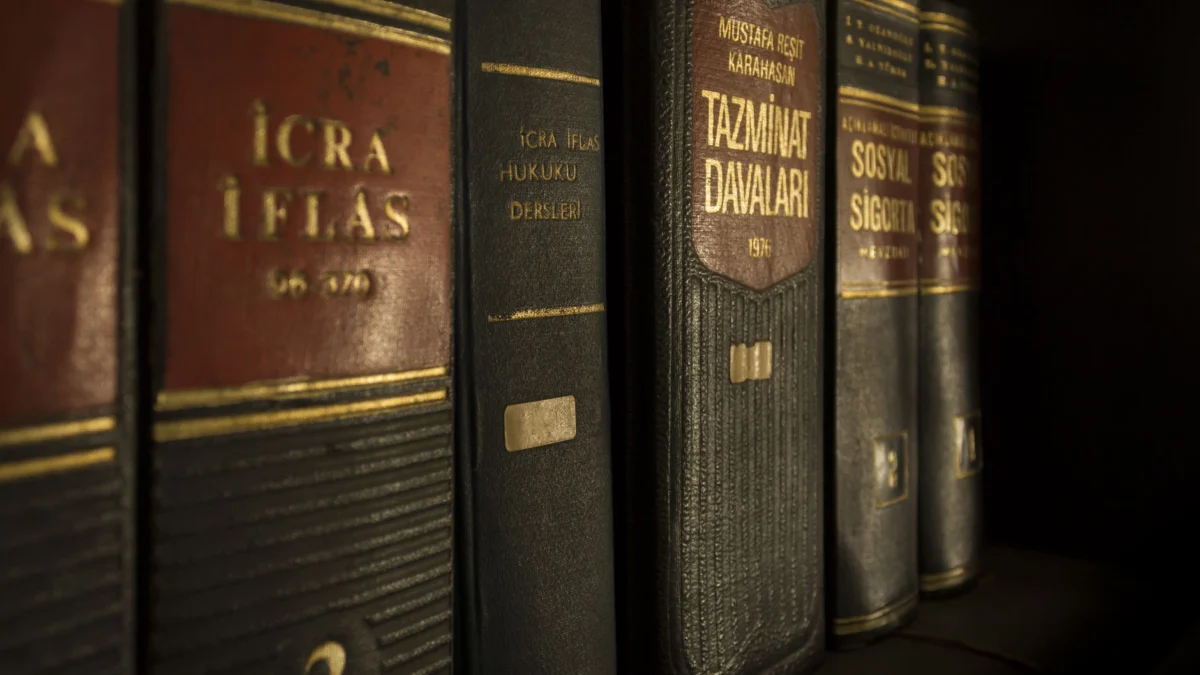 Gedetailleerde close-up van wet- en regelgeving boeken op een boekenplank, benadrukking van onderwijs en kennis.