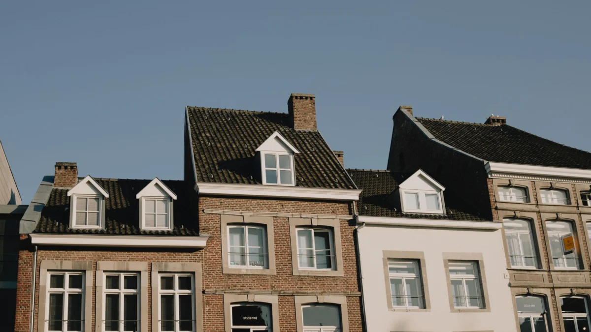 Historische Nederlandse architectuur vastgelegd op een zonnige dag in Maastricht, Nederland.