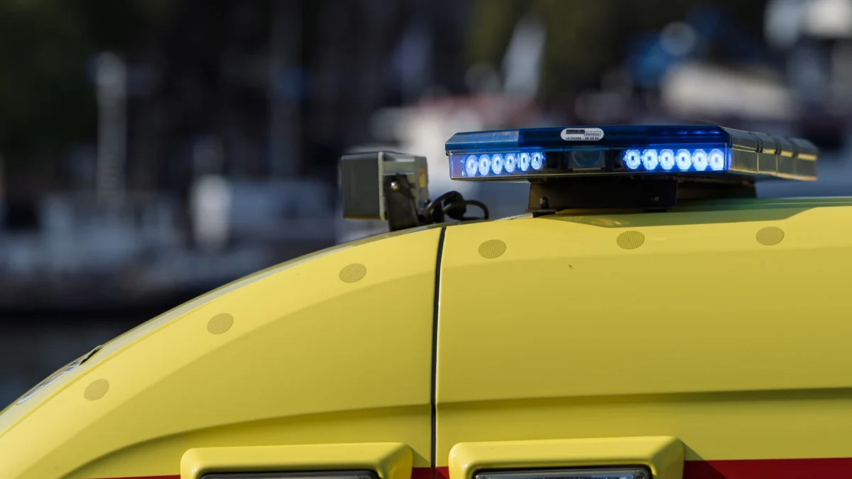 Scherpe opname van het dak van een ambulance met een blauw knipperend zwaailicht, ideaal voor thema's rondom hulpdiensten.