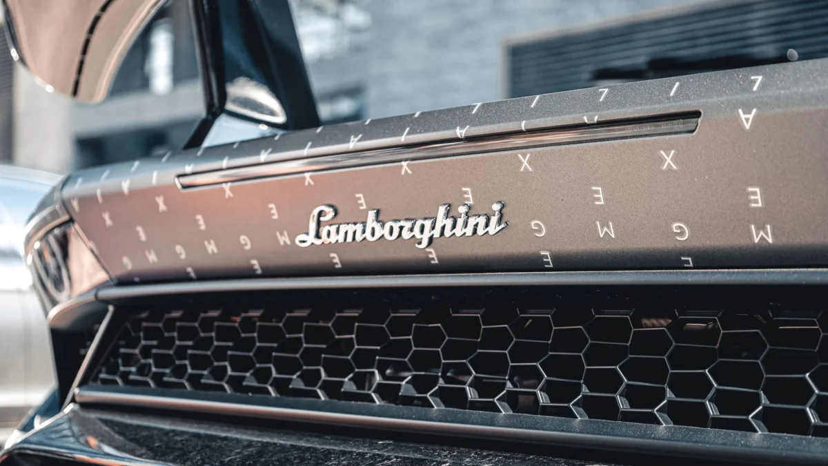 Detailopname van de grille van een Lamborghini sportauto met logo en slank ontwerp.